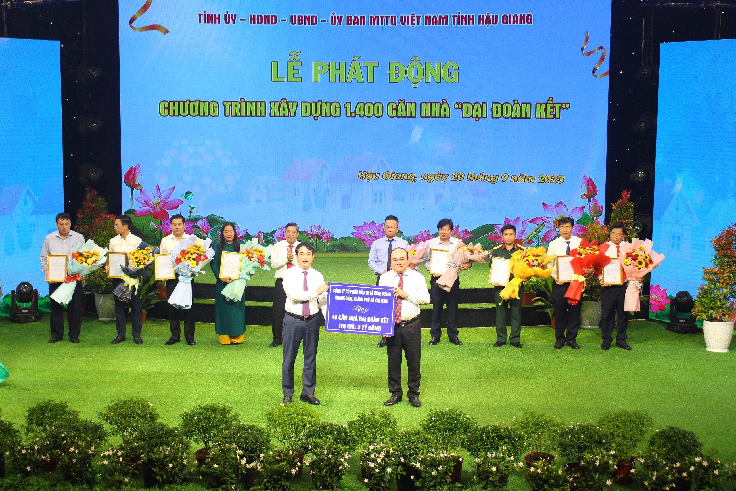 Bí thư Tỉnh ủy Hậu Giang Nghiêm Xuân Thành nhận biểu trưng từ các nhà tài trợ.